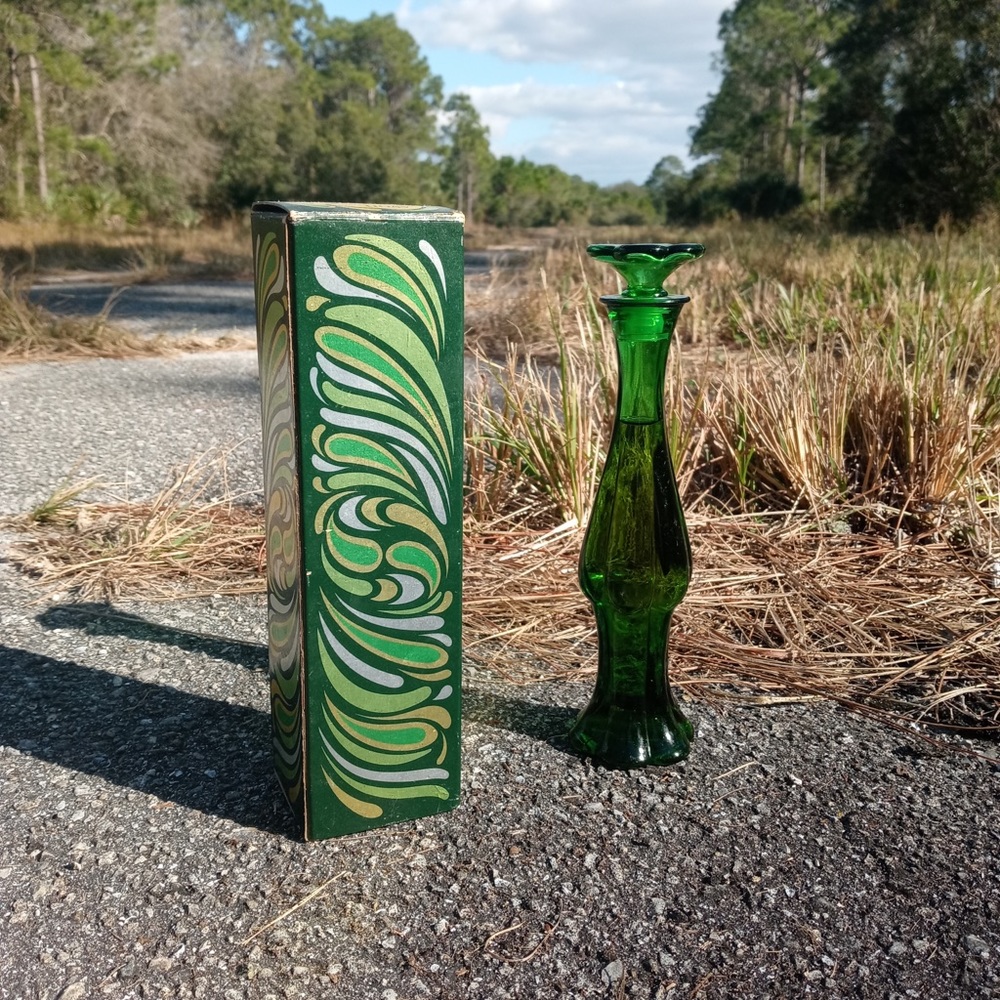 💚🌿🍃1970’s Emerald Bud Vase Cologne UNOPENED 💚🌿🍃 Questions?👇👇👇